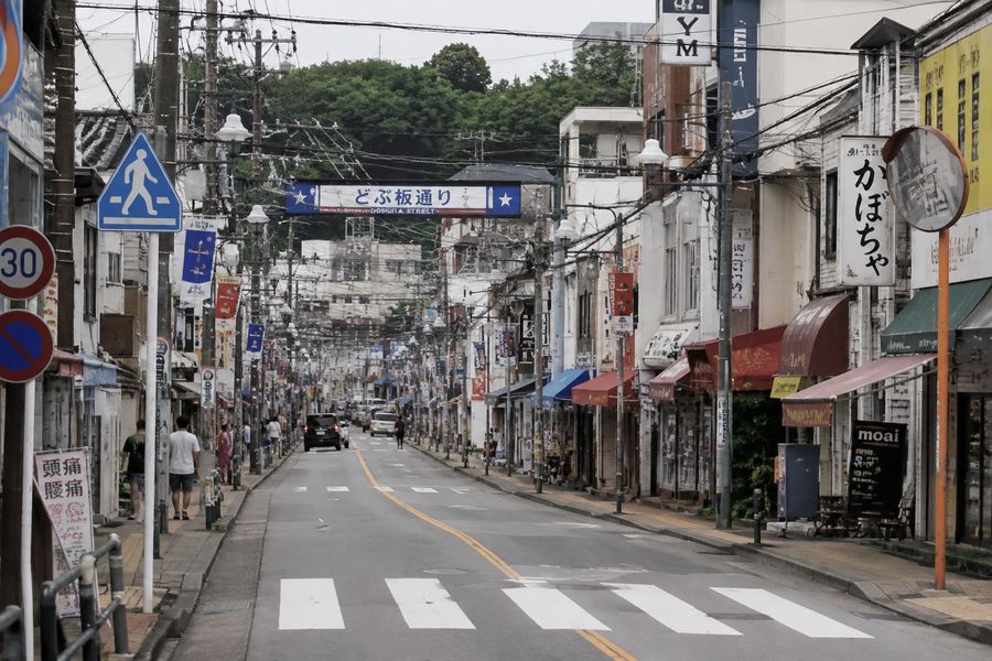 横須賀・本町のどぶ板通り商店街